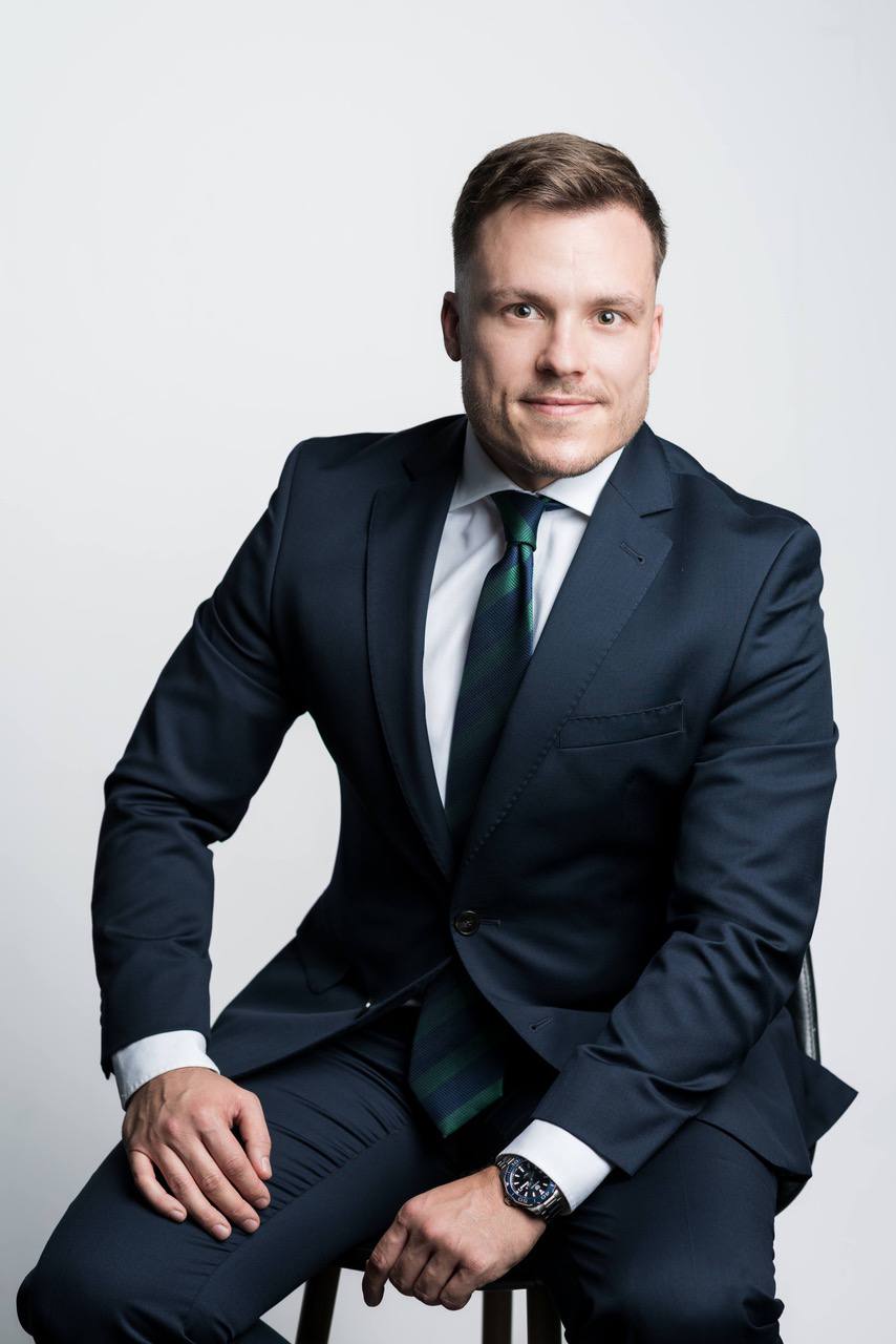 Marcin Ajs Socio asociado